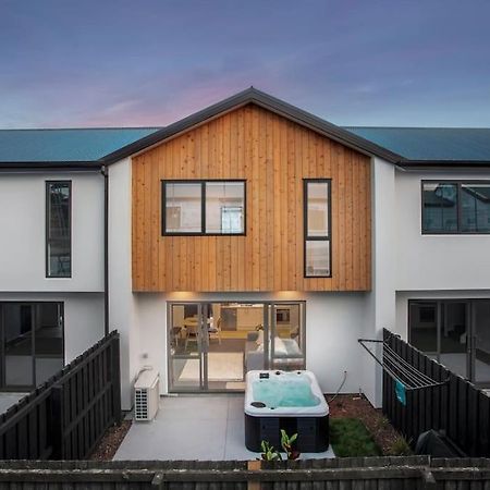 Stylish Townhouse With Hot Tub Apartment Christchurch Bagian luar foto