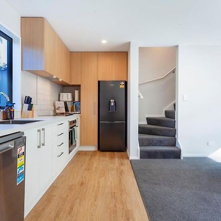 Stylish Townhouse With Hot Tub Apartment Christchurch Bagian luar foto