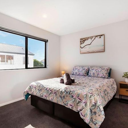 Stylish Townhouse With Hot Tub Apartment Christchurch Bagian luar foto