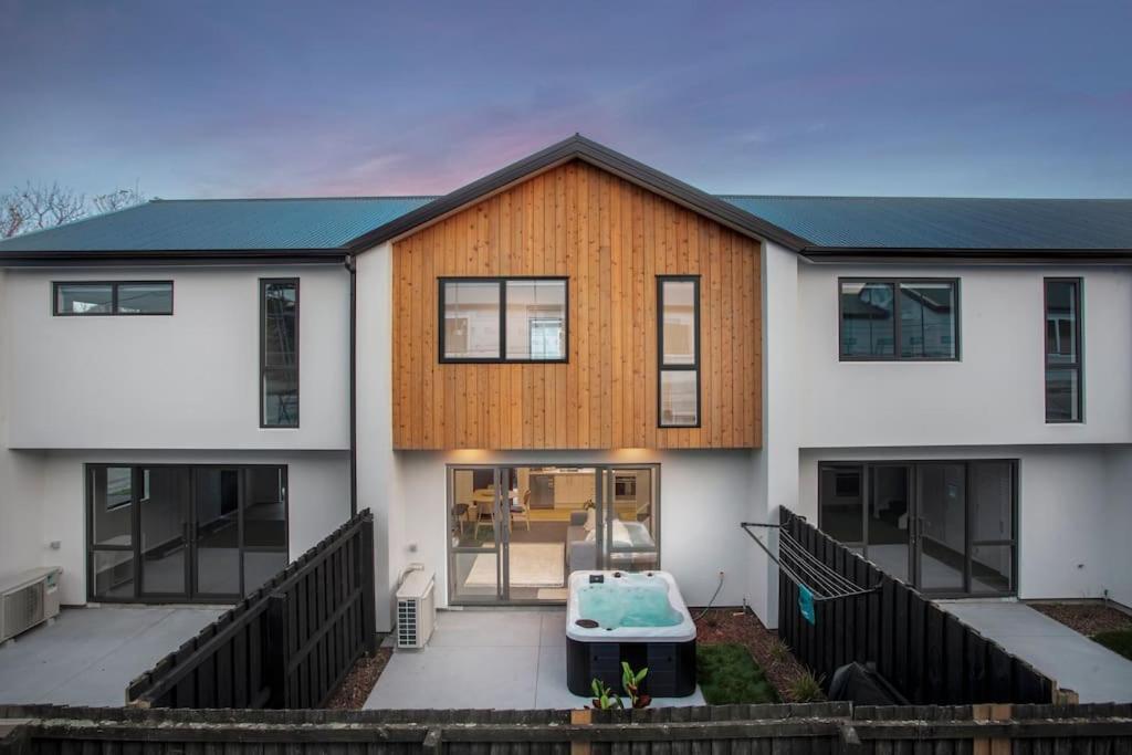 Stylish Townhouse With Hot Tub Apartment Christchurch Bagian luar foto