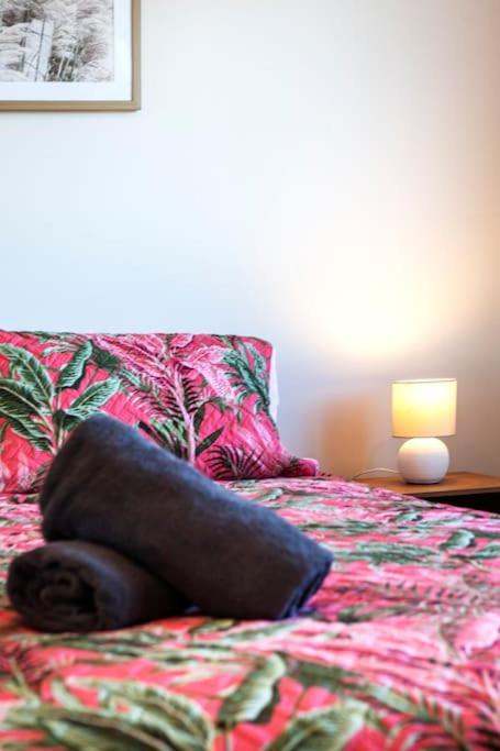 Stylish Townhouse With Hot Tub Apartment Christchurch Bagian luar foto