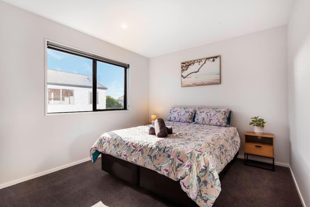 Stylish Townhouse With Hot Tub Apartment Christchurch Bagian luar foto