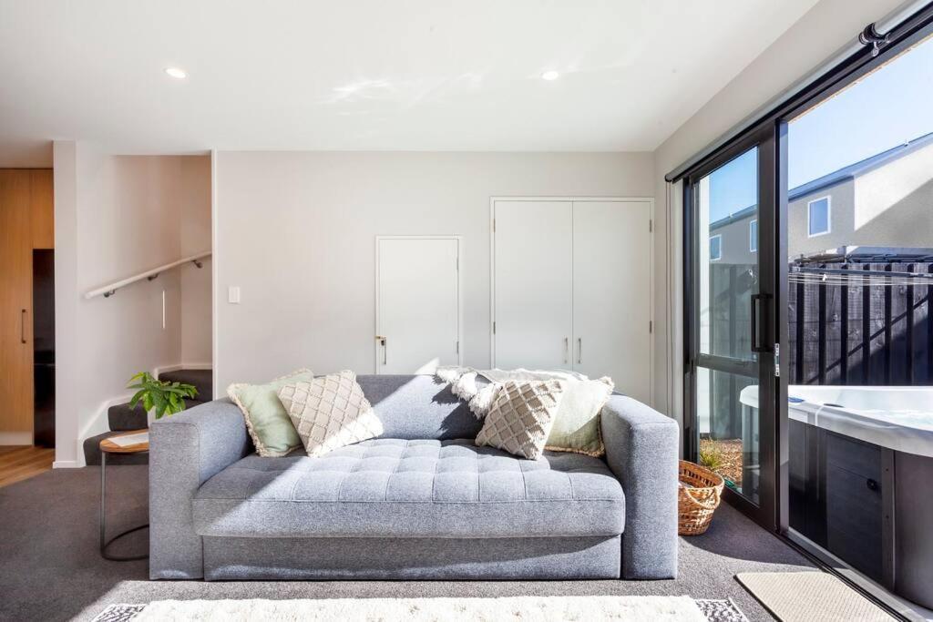 Stylish Townhouse With Hot Tub Apartment Christchurch Bagian luar foto