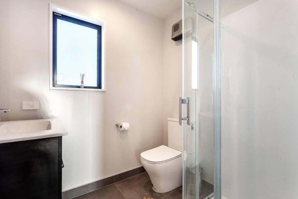 Stylish Townhouse With Hot Tub Apartment Christchurch Bagian luar foto
