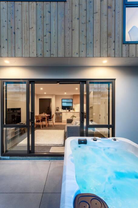 Stylish Townhouse With Hot Tub Apartment Christchurch Bagian luar foto