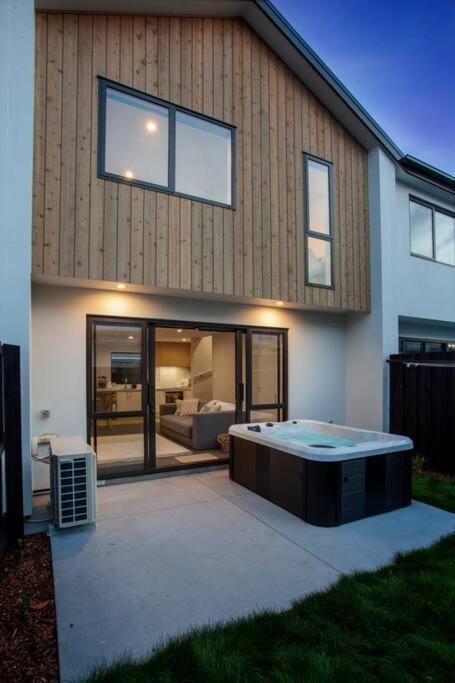Stylish Townhouse With Hot Tub Apartment Christchurch Bagian luar foto