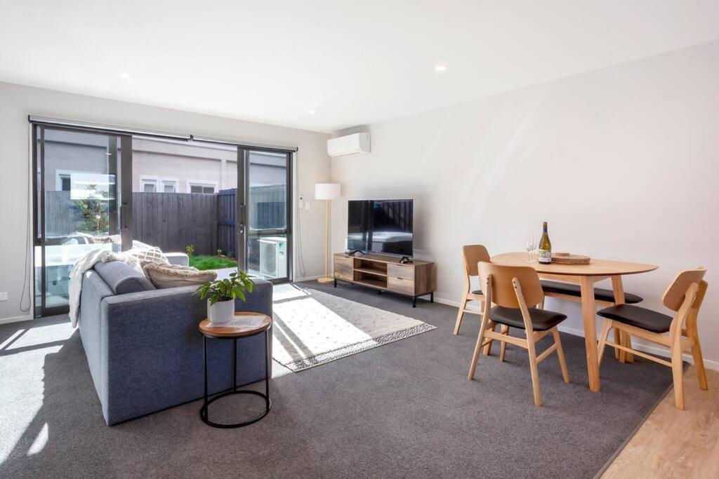 Stylish Townhouse With Hot Tub Apartment Christchurch Bagian luar foto