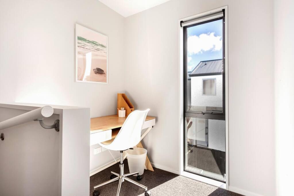 Stylish Townhouse With Hot Tub Apartment Christchurch Bagian luar foto