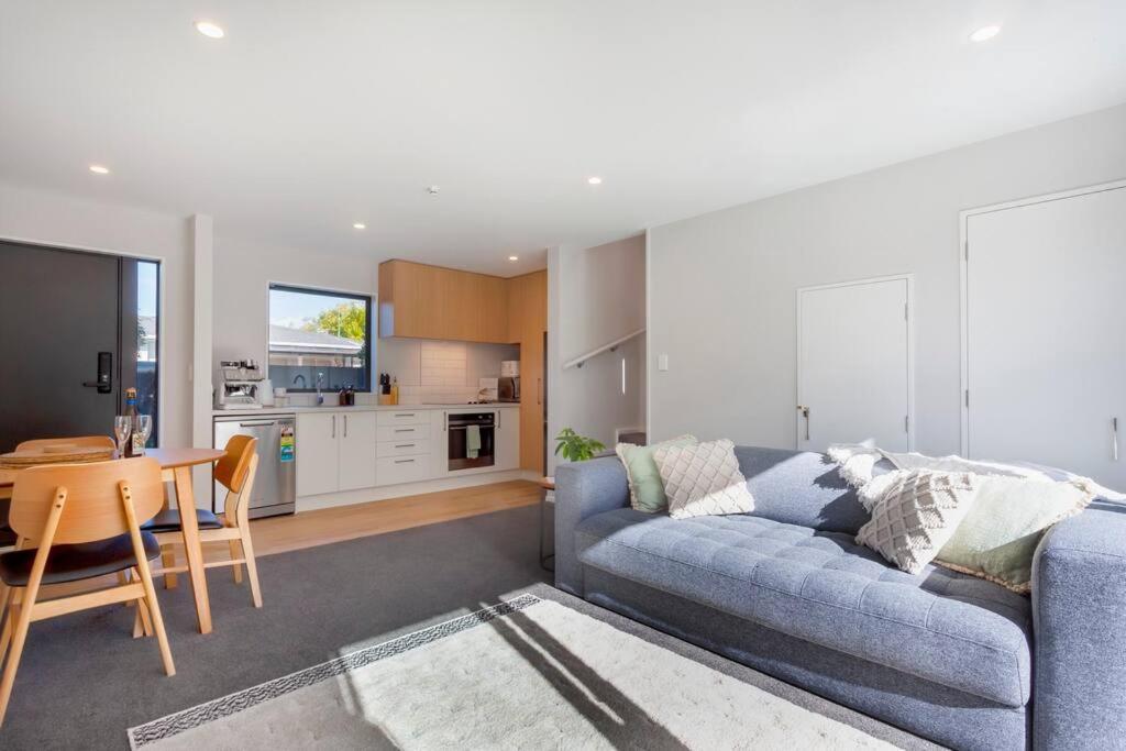 Stylish Townhouse With Hot Tub Apartment Christchurch Bagian luar foto