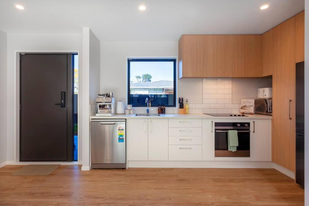 Stylish Townhouse With Hot Tub Apartment Christchurch Bagian luar foto