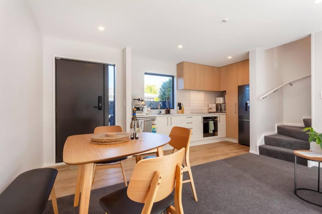 Stylish Townhouse With Hot Tub Apartment Christchurch Bagian luar foto